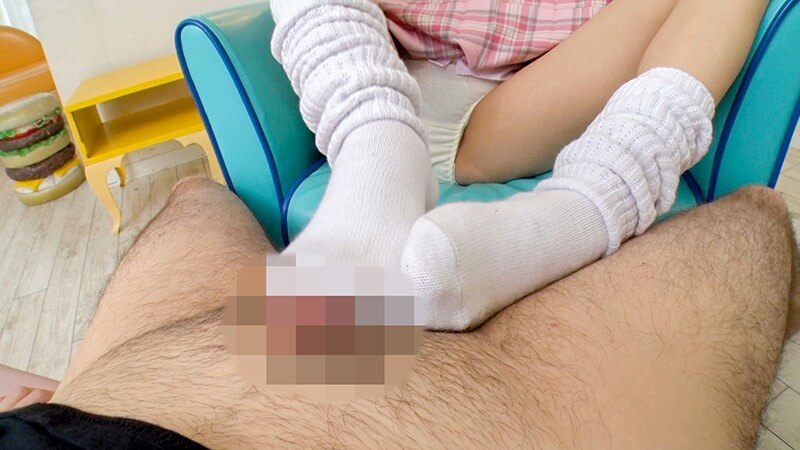加藤ももか美少女パンチラルーズソックス足コキ2